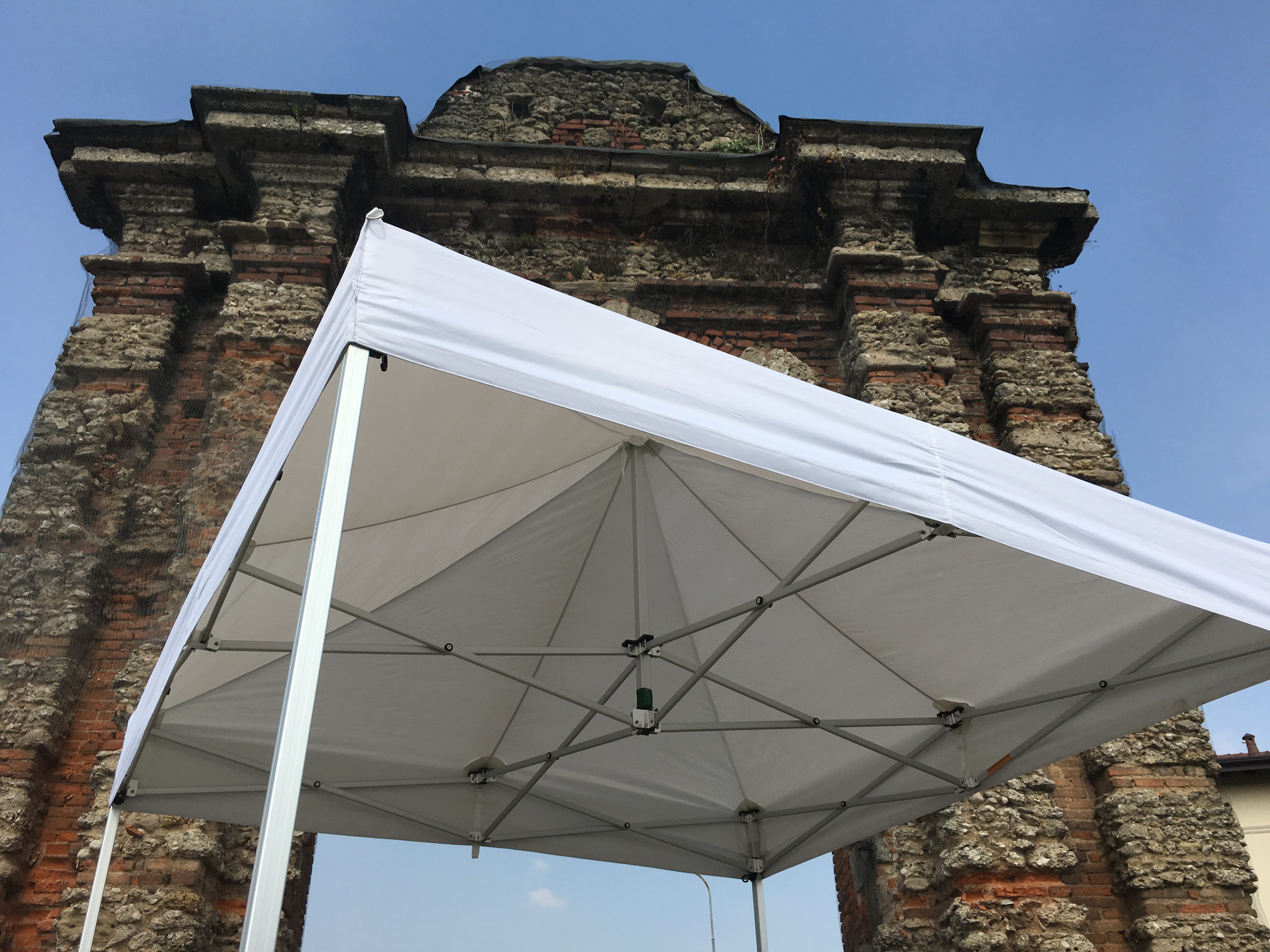 professional extra-resistant gazebo suitable for any eventuality